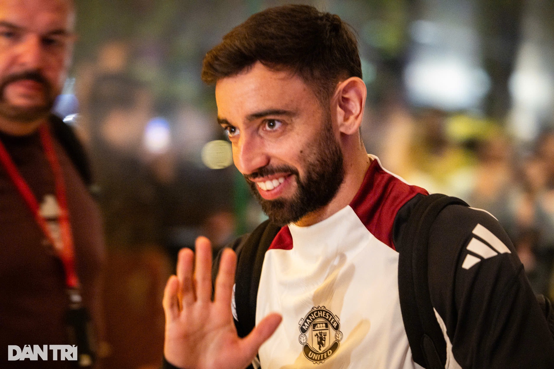 Hàng trăm người hâm mộ chào đón Man Utd đến khách sạn ở Malaysia - 4 Hàng trăm người hâm mộ chào đón Man Utd đến khách sạn ở Malaysia - 4