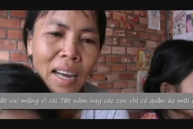 Chị Võ Thị Hường rất vui khi Tết năm nay các con chị có quần áo mới... đi chơi Tết