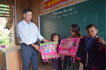 Cảm động thầy giáo đi xin quần áo cho học trò nghèo vùng cao