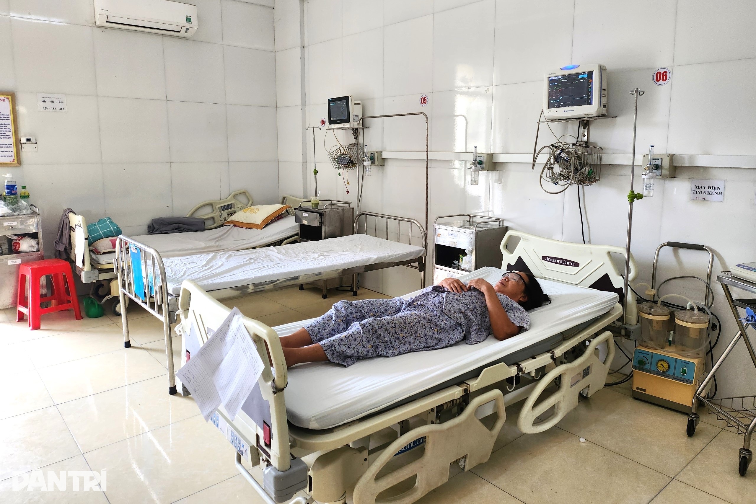 200 डॉक्टर और नर्स, जिनका वेतन बकाया था, अब 3 महीने से बिना वेतन के काम कर रहे हैं - 3 200 y bác sĩ từng bị nợ lương lại rơi cảnh làm không công 3 tháng - 3