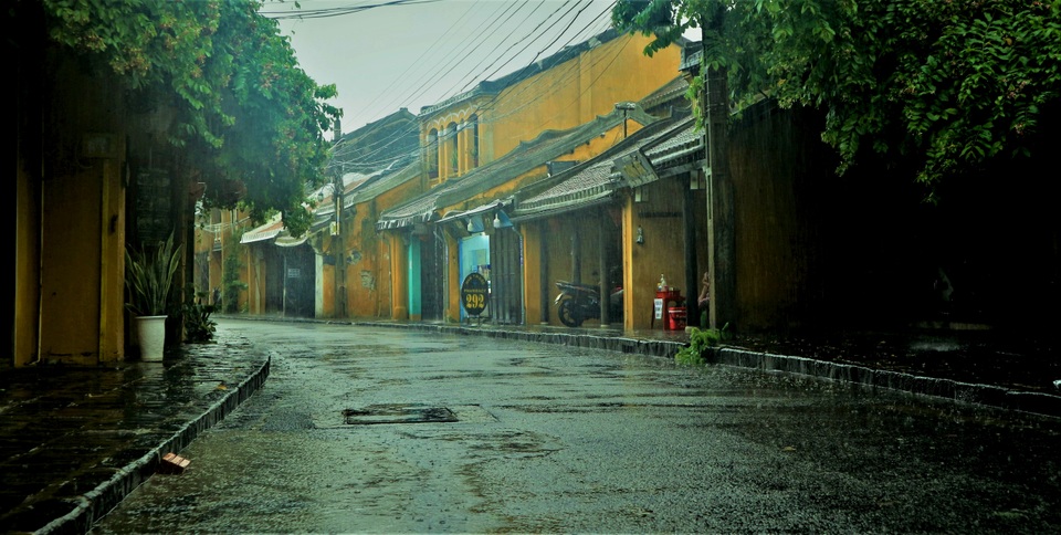 Du khách thích thú check-in Hội An khi mùa mưa về - 1