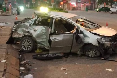 Clip tai nạn xe khách chạy tốc độ cao tông nát xe con sang đường khiến 3 người tử vong tại chỗ