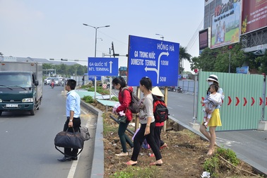 Hành khách "bỏ" taxi, chạy bộ vào Tân Sơn Nhất