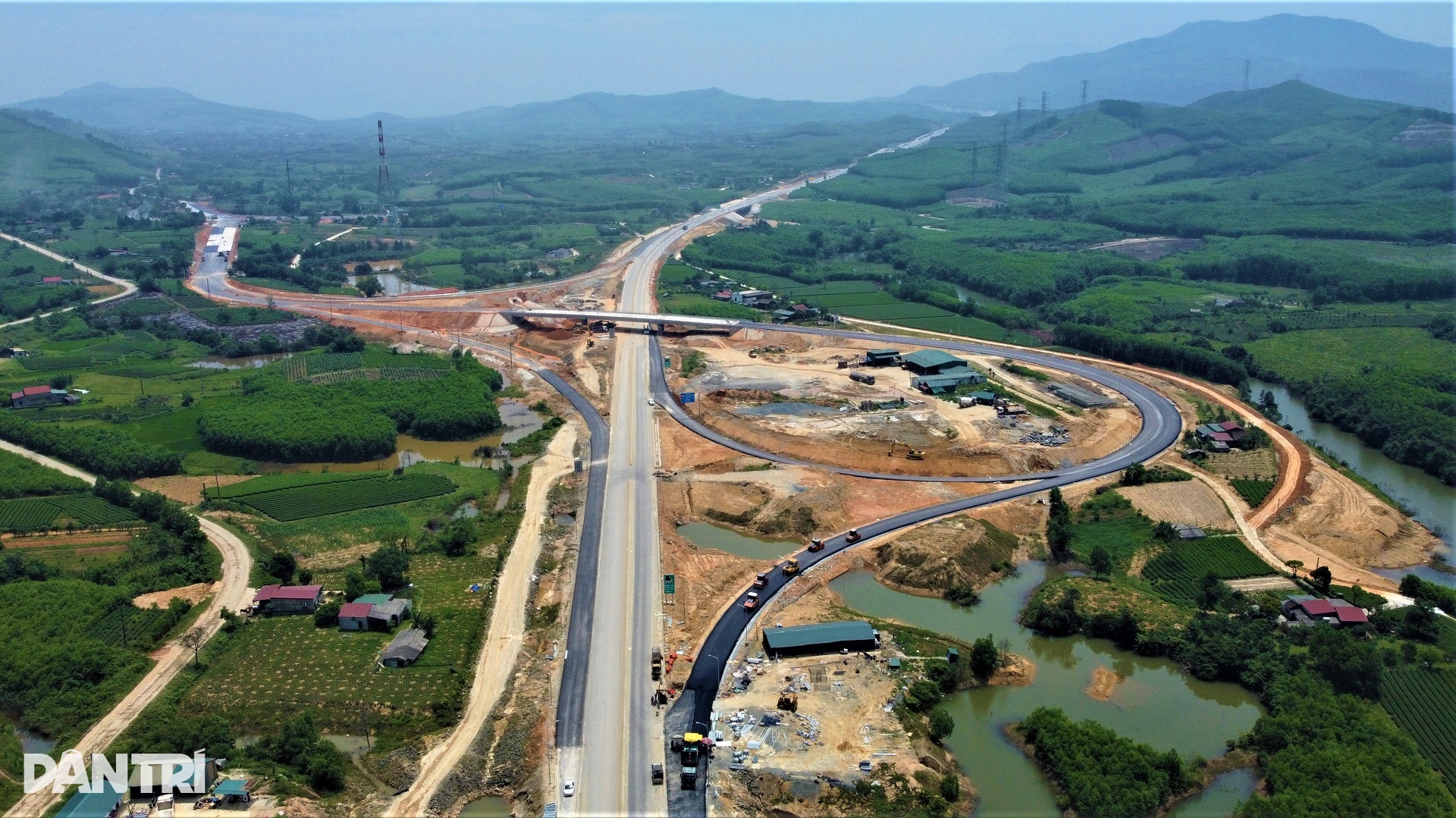 Mồ hôi rơi, bữa cơm vội trên tuyến cao tốc chào mừng đại lễ 30/4 - 1 Mồ hôi rơi, bữa cơm vội trên tuyến cao tốc chào mừng đại lễ 30/4 - 1
