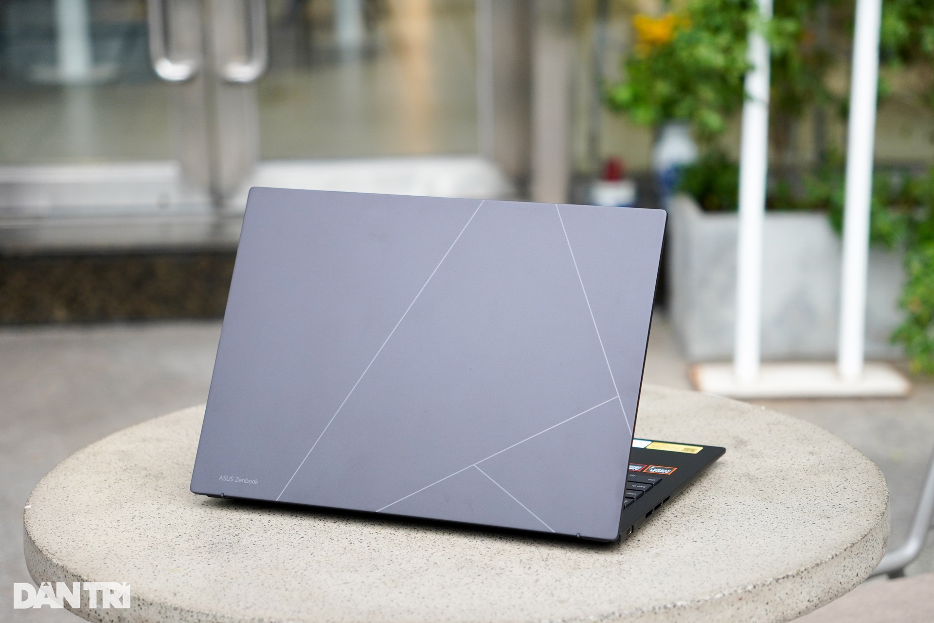 Đánh giá Asus Zenbook 14: Mỏng nhẹ, hiệu năng vừa phải - 1 Đánh giá Asus Zenbook 14: Mỏng nhẹ, hiệu năng vừa phải - 1