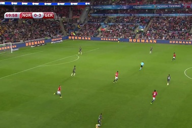 Nhìn lại pha xử lý kỹ thuật kiểu "Cruyff turn" của Manuel Neuer