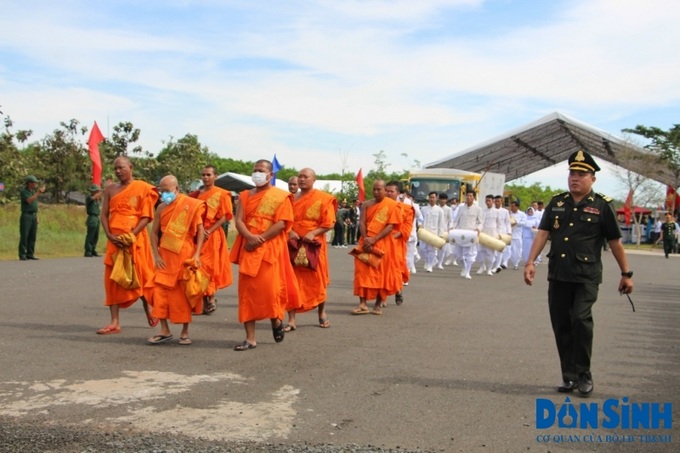 Lễ bàn giao hài cốt 49 chiến sĩ Lực lượng vũ trang đoàn kết cứu nước Campuchia về nước được đảm bảo chu đáo, trang trọng đúng luật pháp và phong tục truyền thống mỗi nước.
