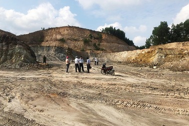 Chủ mỏ đất "quên" lời hứa hỗ trợ địa phương 200 triệu đồng