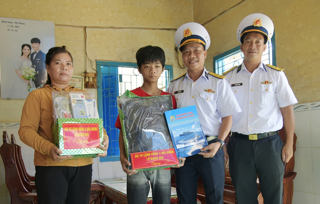 Bộ đội Hải quân viết tiếp ước mơ cho trẻ em nghèo miền biển - 2 Bộ đội Hải quân viết tiếp ước mơ cho trẻ em nghèo miền biển - 2