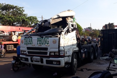 Xe chở alumin lật nghiêng, tài xế tử vong trong cabin nát bét