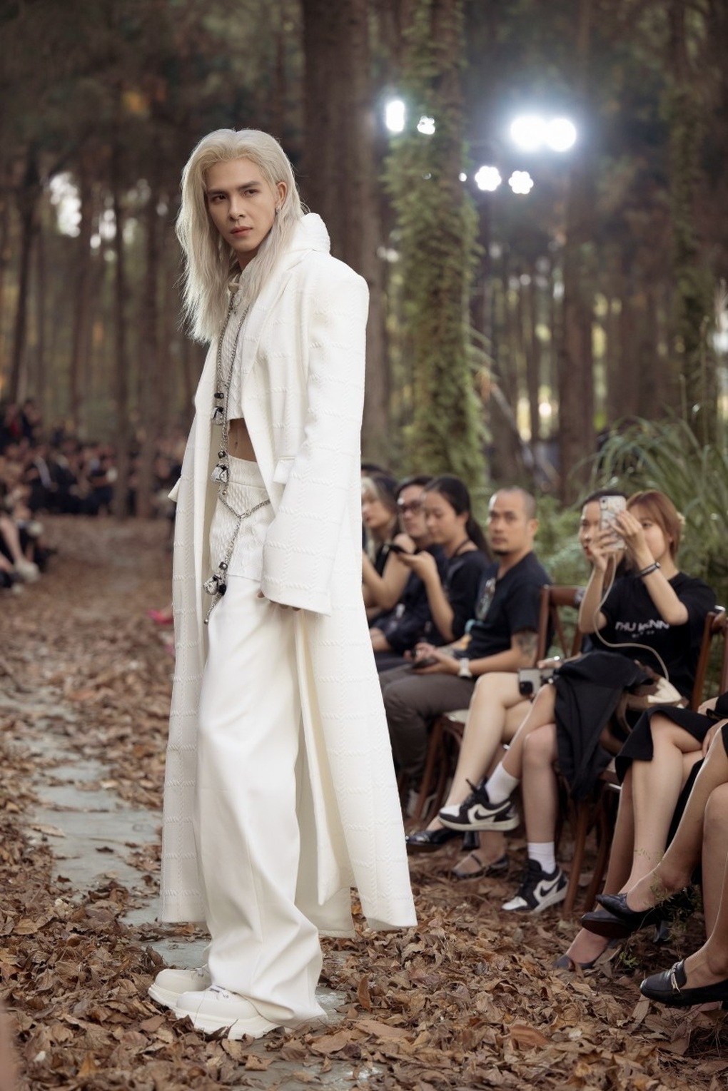 Denis Đặng catwalk chuyên nghiệp, biến hóa ấn tượng - 3 Denis Đặng catwalk chuyên nghiệp, biến hóa ấn tượng - 3