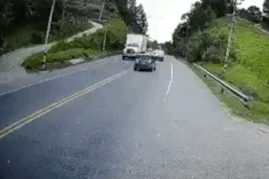 Trẻ nhỏ bất ngờ băng sang đường, ô tô xe máy không né kịp