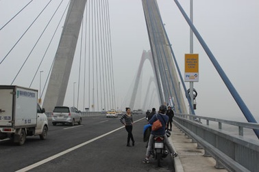 Giao thông “khổ” vì người dân đổ lên cầu Nhật Tân chụp ảnh