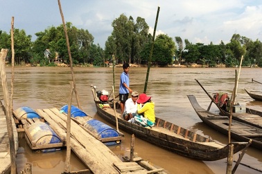 Nông dân vùng lũ "thảnh thơi" đến... méo mặt