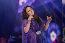 NSƯT Tố Nga òa khóc vì hạnh phúc trên sân khấu kỷ niệm 30 năm ca hát