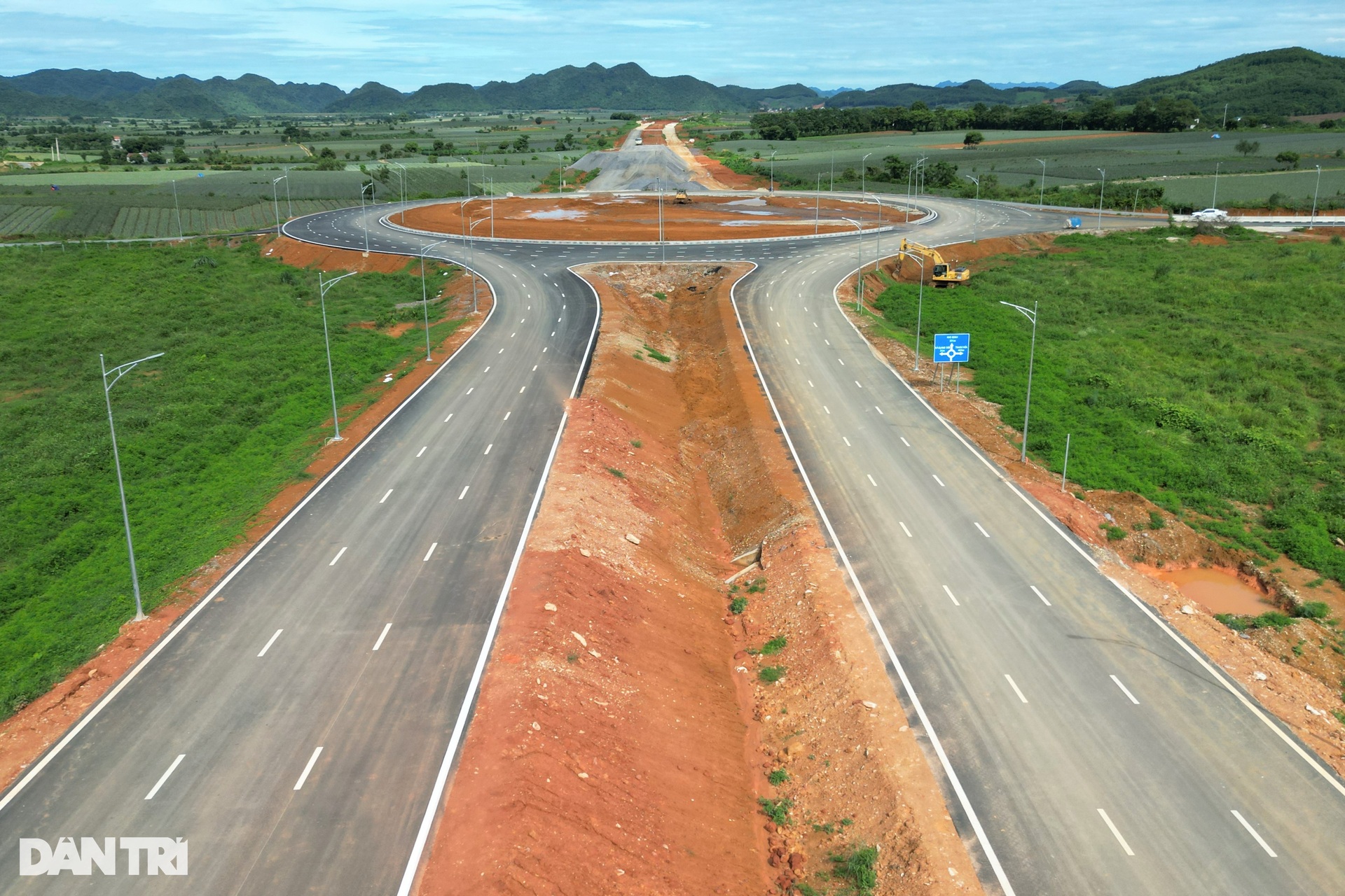 Cận cảnh tuyến đường hơn 20km tiêu tốn gần 2.000 tỷ đồng ở Ninh Bình - 7 Cận cảnh tuyến đường hơn 20km tiêu tốn gần 2.000 tỷ đồng ở Ninh Bình - 7