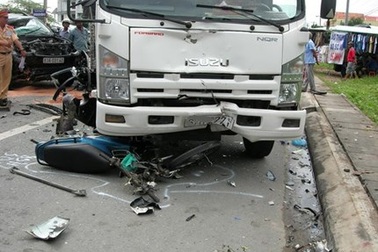 Hà Nội: 3 mẹ con chết thảm trên đường đi mua bánh sinh nhật