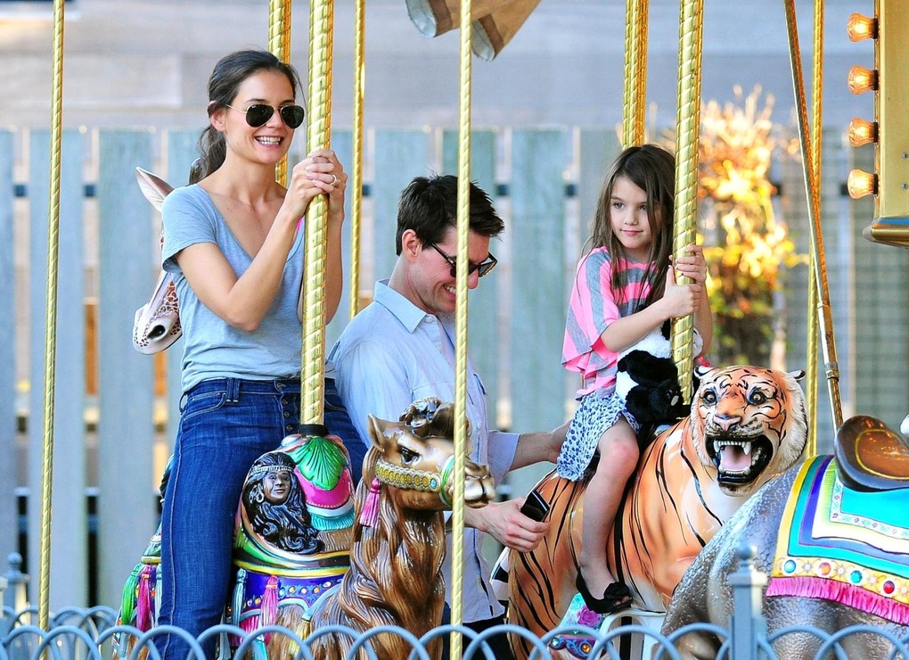 Suri Cruise từ bỏ tên họ của cha để tự lực khởi nghiệp diễn xuất - 3 Suri Cruise từ bỏ tên họ của cha để tự lực khởi nghiệp diễn xuất - 3
