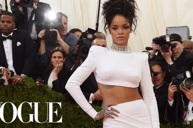 Rihanna diện váy thanh lịch