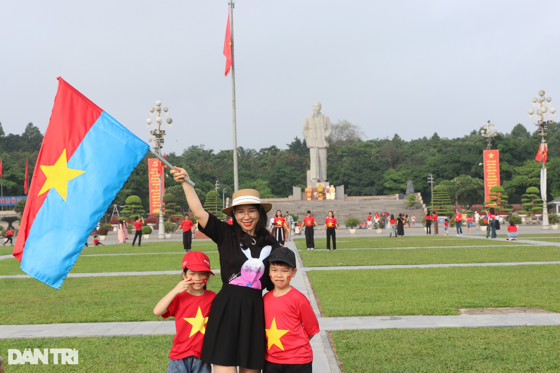 Người dân đổ về quảng trường Hồ Chí Minh lưu lại hình ảnh ngày lễ 30/4 - 11 Người dân đổ về quảng trường Hồ Chí Minh lưu lại hình ảnh ngày lễ 30/4 - 11