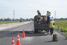 24 giờ khẩn trương khắc phục loạt ổ gà trên tuyến đường 6.300 tỷ đồng