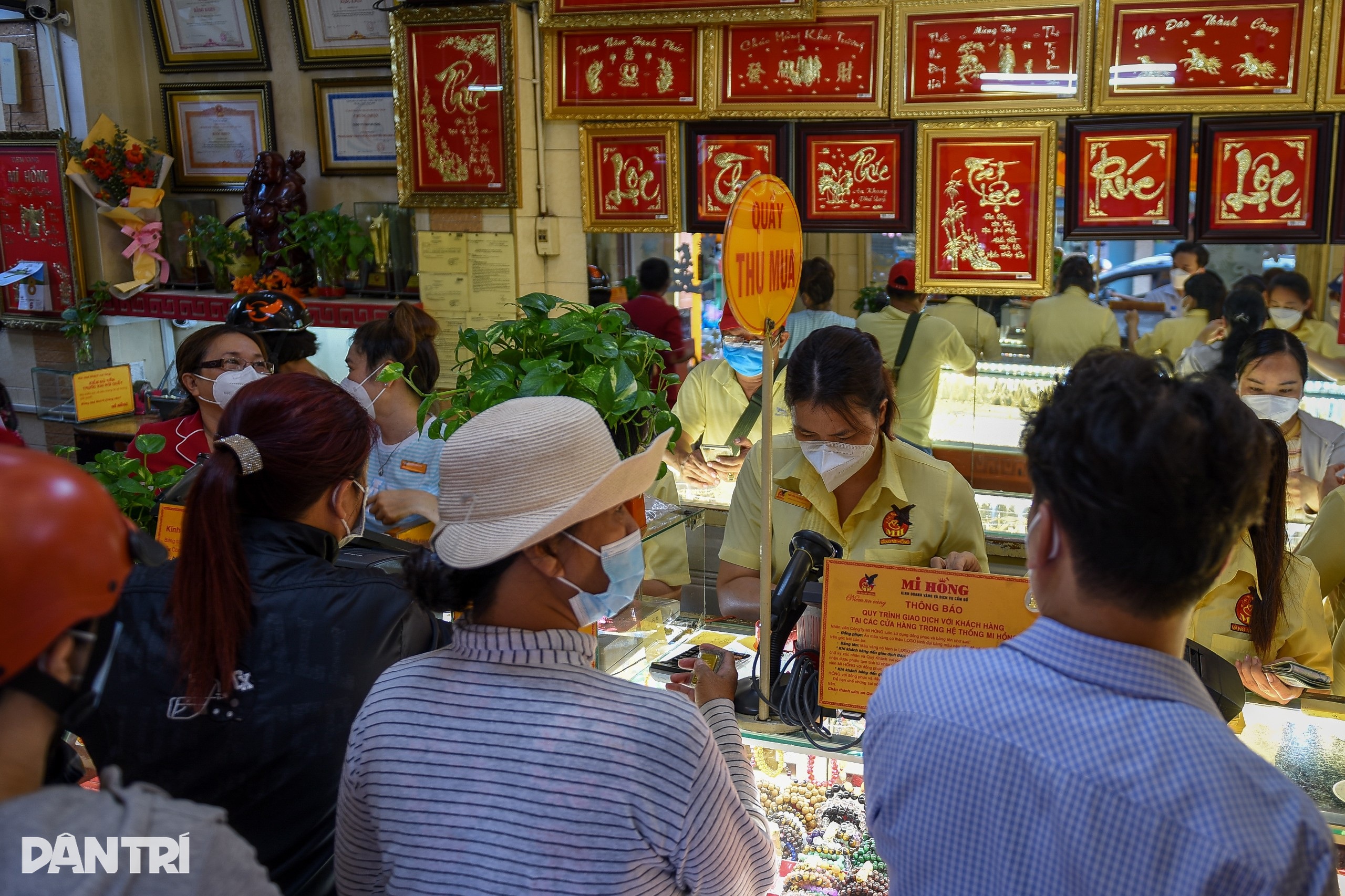 Tiệm vàng tại TPHCM đông nghịt người đến bán trong ngày giá tăng cao kỷ lục - 3 Tiệm vàng tại TPHCM đông nghịt người đến bán trong ngày giá tăng cao kỷ lục - 3