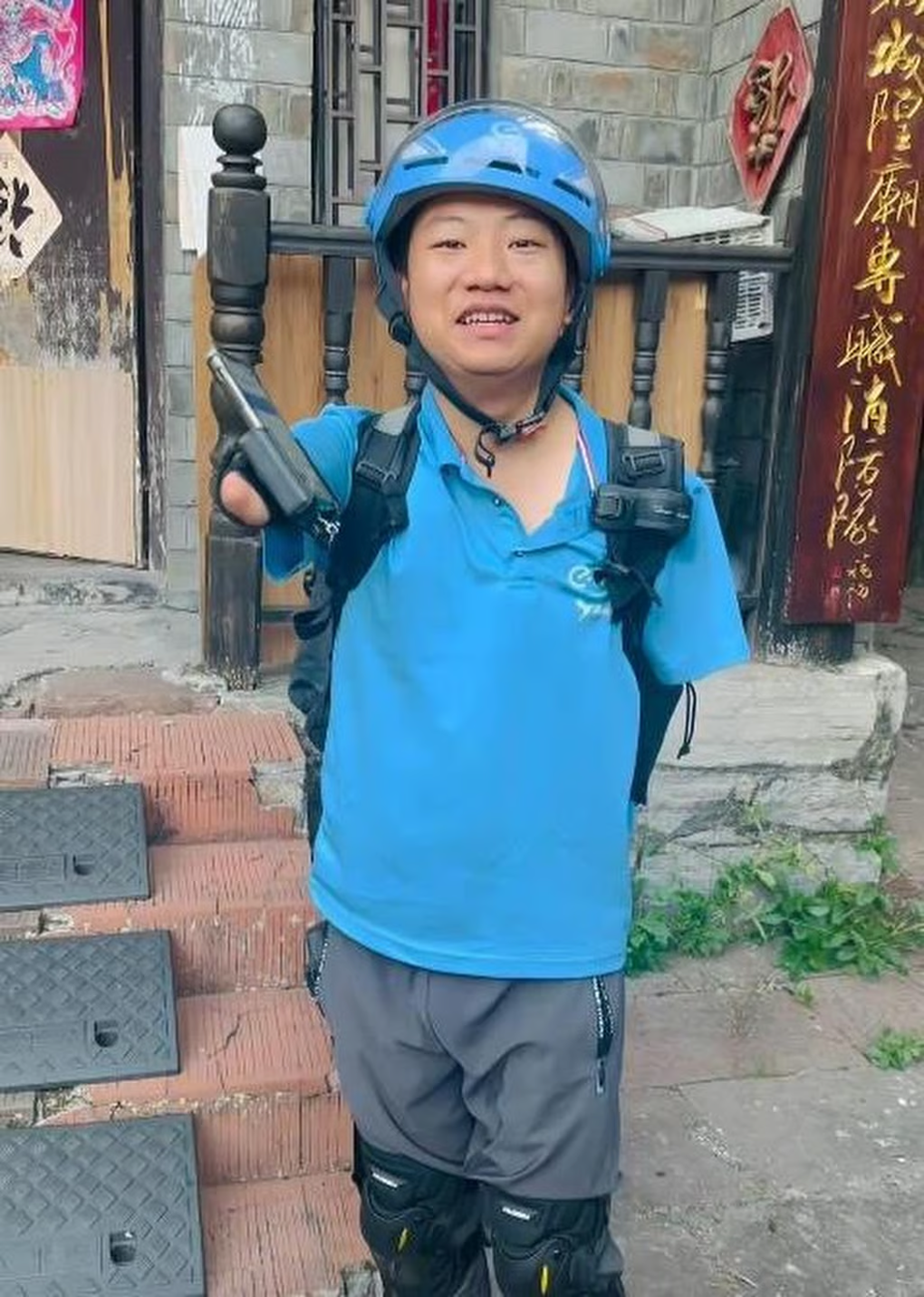 Nam tài xế không tay, làm 2 nghề cùng lúc để nuôi gia đình - 2 Nam tài xế không tay, làm 2 nghề cùng lúc để nuôi gia đình - 2