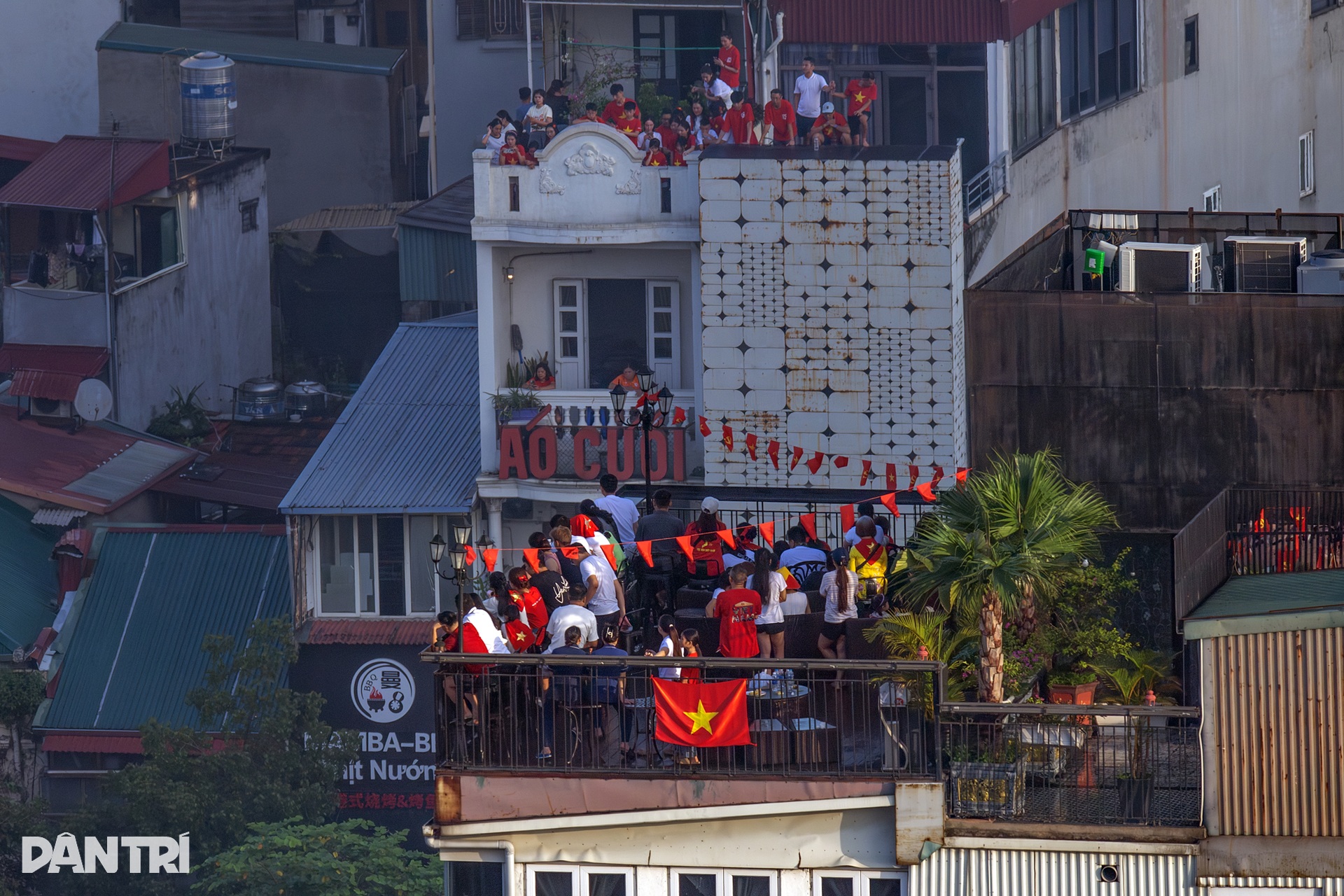 Người dân chênh vênh trên nóc nhà cao tầng để ngắm máy bay, xem diễu binh - 3 Người dân chênh vênh trên nóc nhà cao tầng để ngắm máy bay, xem diễu binh - 3