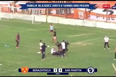 Hỗn chiến, cầu thủ song phi đạp HLV bay xa cả mét