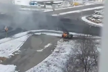 Xe quân sự bốc cháy ở Kharkiv