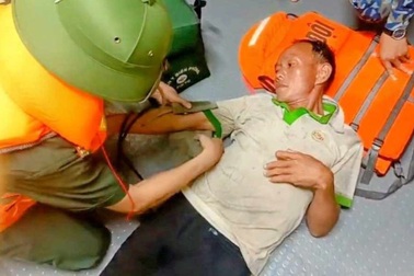 Cứu tàu cá gặp nạn trôi dạt trên vùng biển tỉnh Hưng Yên