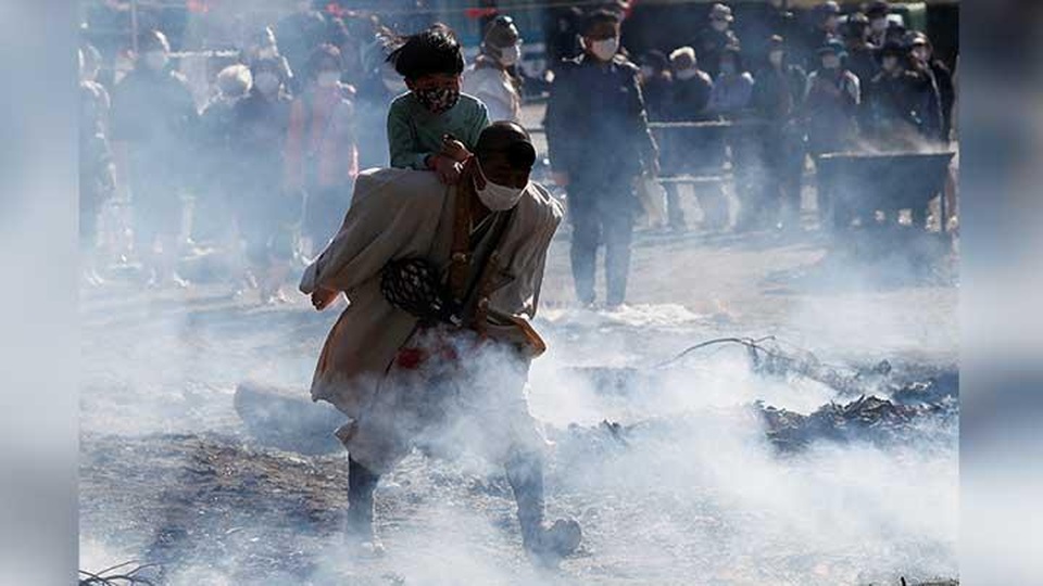 Bước trên lửa than đỏ rực để cầu nguyện vì đại dịch - 4 Bước trên lửa than đỏ rực để cầu nguyện vì đại dịch - 4