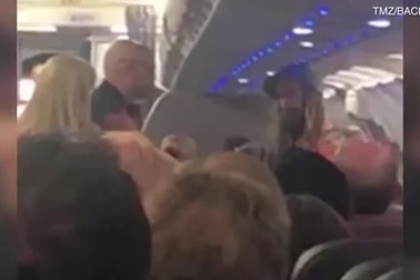 Hành khách gây rối bị nghi hút cần sa khiến máy bay hạ cánh khẩn cấp