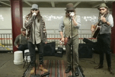 Nhóm nhạc nổi tiếng thế giới bất ngờ đi… hát rong