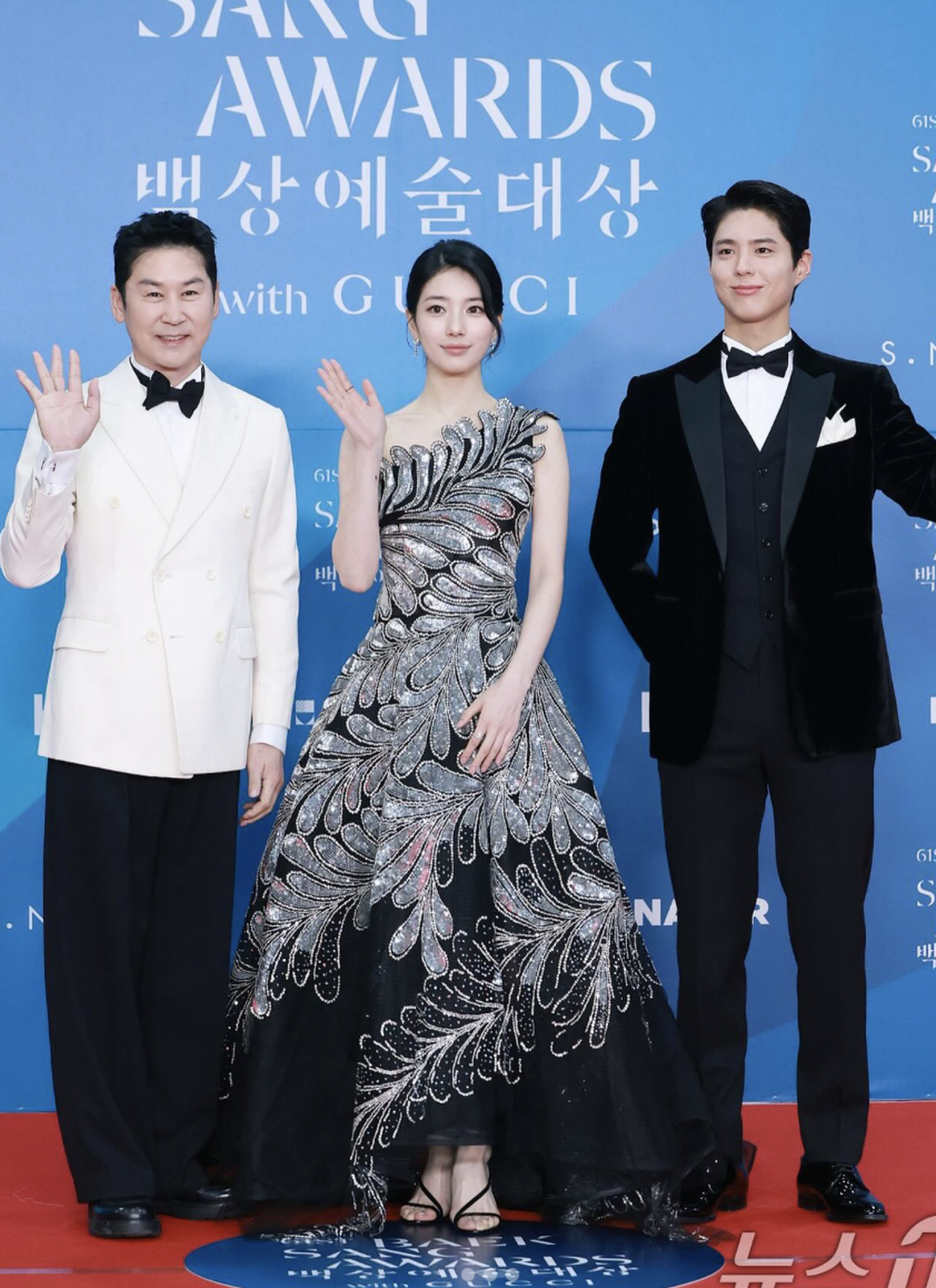 Song Hye Kyo khoe nhan sắc không tuổi, đọ dáng cùng Suzy trên thảm đỏ - 4 Song Hye Kyo khoe nhan sắc không tuổi, đọ dáng cùng Suzy trên thảm đỏ - 4