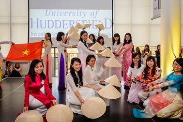 Tưng bừng ngày hội văn hóa ẩm thực của sinh viên Việt tại Huddersfiled