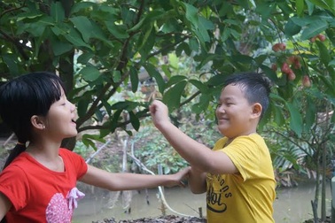 “Ma nhí” Lâm Thanh Mỹ về quê lội kênh bắt cá.