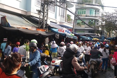 Đà Nẵng: Chợ Tết nhộn nhịp, giá tăng cao