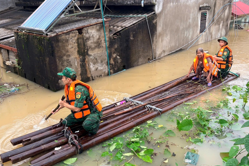 Bộ đội Biên phòng Lạng Sơn giúp người dân chạy lũ - 1 Bộ đội Biên phòng Lạng Sơn giúp người dân chạy lũ - 1