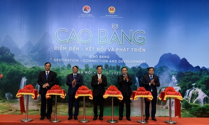 Các đại biểu cắt băng khai mạc hội nghị.