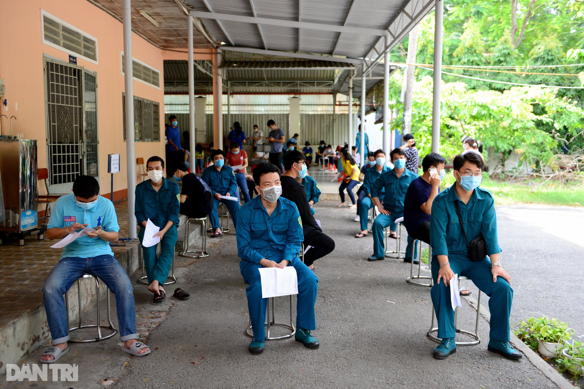 TPHCM tăng tốc tiêm vắc xin ngừa Covid-19, dân xếp hàng dài chờ tới lượt - 15