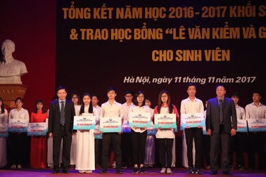 Sinh viên Đại học Thủy Lợi nhận học bổng gần nửa tỷ đồng