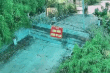 Hai thanh niên chạy xe máy "thông chốt" trên đường cấm và cái kết ê chề