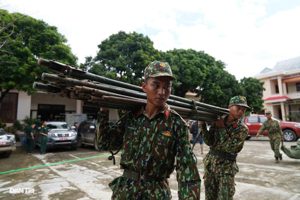 Đơn vị công binh sửa soạn trang bị, sẵn sàng vào điểm sạt lở Trà Leng - 2 Đơn vị công binh sửa soạn trang bị, sẵn sàng vào điểm sạt lở Trà Leng - 2
