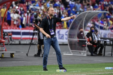 Cổ động viên giận dữ vì Thái Lan chưa chốt hợp đồng với HLV Mano Polking