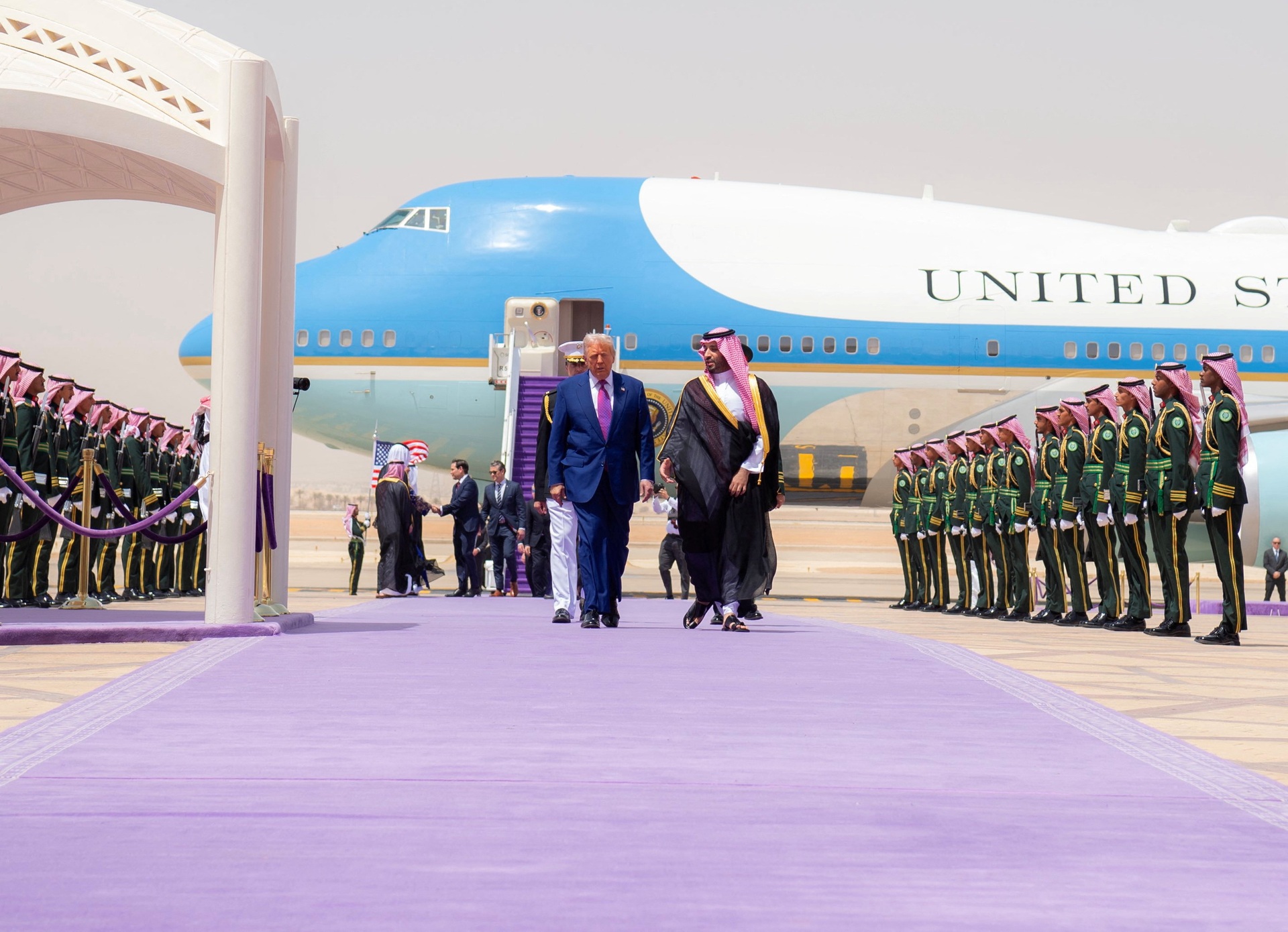 Ông Trump chốt loạt thương vụ 2.000 tỷ USD khi công du Trung Đông - 1 Ông Trump chốt loạt thương vụ 2.000 tỷ USD khi công du Trung Đông - 1