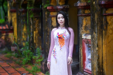 Hoa hậu Ban Mai khoe vẻ đẹp mong manh trong áo dài lụa Hà Đông