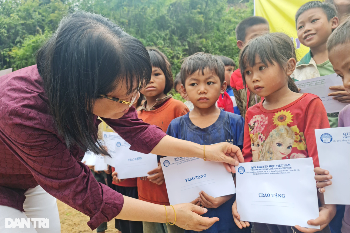 Ngập tràn niềm vui ngày khánh thành cầu Khuyến học và Dân trí nơi biên giới - 9 Ngập tràn niềm vui ngày khánh thành cầu Khuyến học và Dân trí nơi biên giới - 9