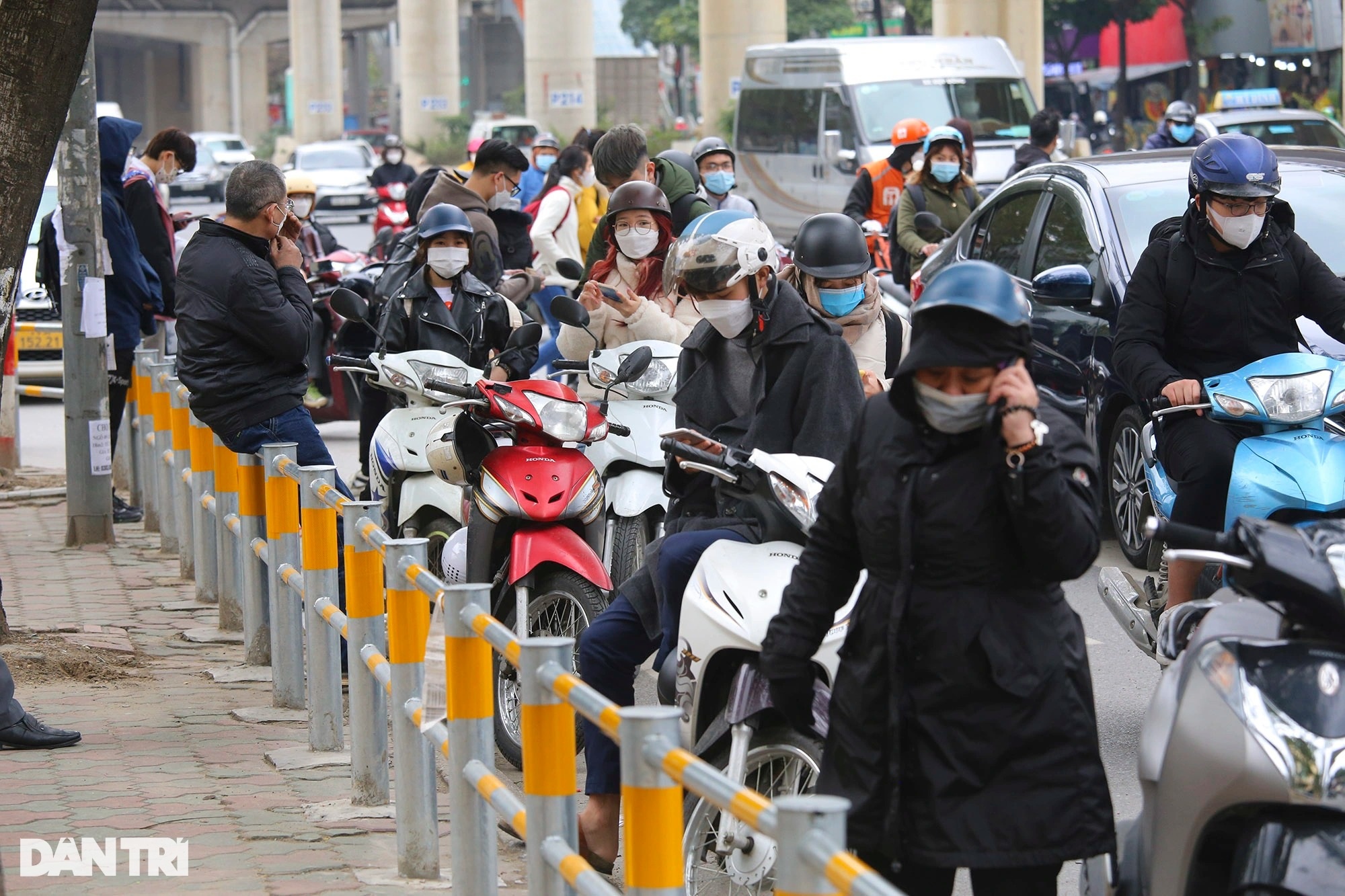 Rào chắn vỉa hè ngăn xe máy gây khó, người đi bộ bất đắc dĩ phải trèo qua - 8 Rào chắn vỉa hè ngăn xe máy gây khó, người đi bộ bất đắc dĩ phải trèo qua - 8