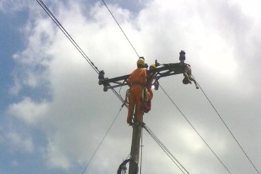 Leo cột điện bắt chim, học sinh lớp 6 bị điện giật chết